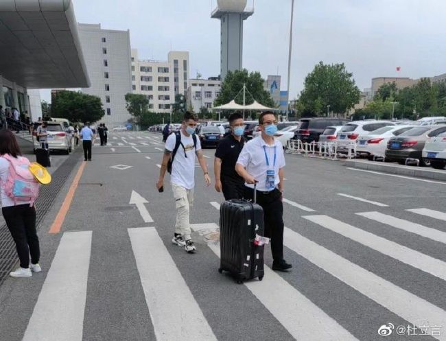 导演对历史细节的准确性要求很高，法租界黄包车车牌的徽章样式在当时当地的史料中无迹可寻，主创便把搜索范围扩大到世界各地的档案馆，最终在巴黎警察总部的历史档案中寻得一纸公函，从上面复刻下当年的一枚黑白徽章，片中使用的带色彩版本是主创们对黑白照片进行灰度分析、加以;红白蓝法国国旗色合理制作而成的